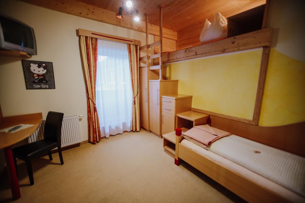 Hotel Garni Zerza Tropolach Bagian luar foto