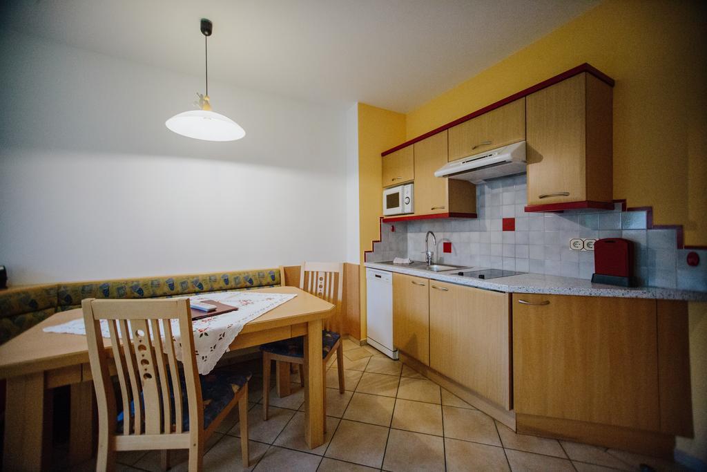 Hotel Garni Zerza Tropolach Bagian luar foto