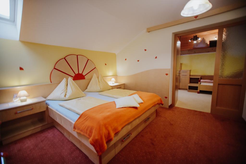 Hotel Garni Zerza Tropolach Bagian luar foto
