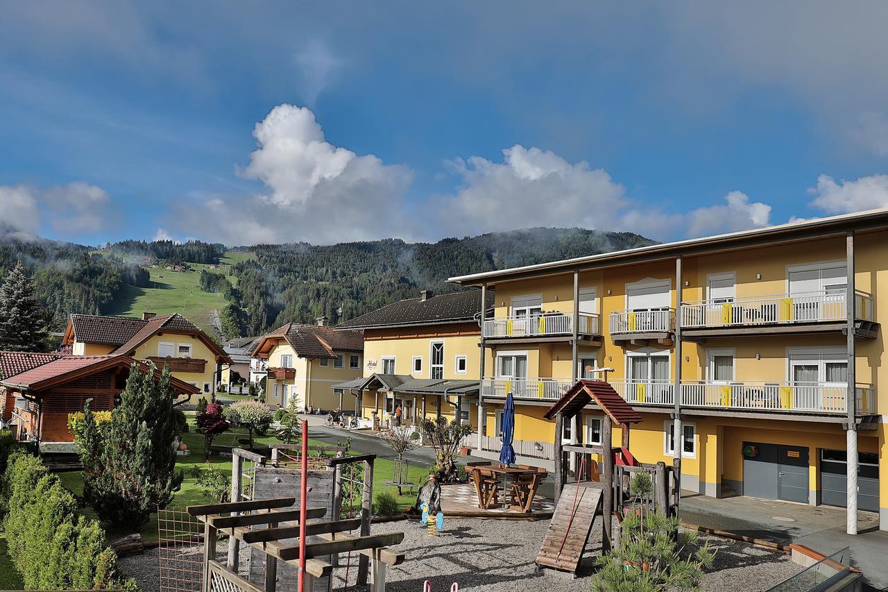 Hotel Garni Zerza Tropolach Bagian luar foto