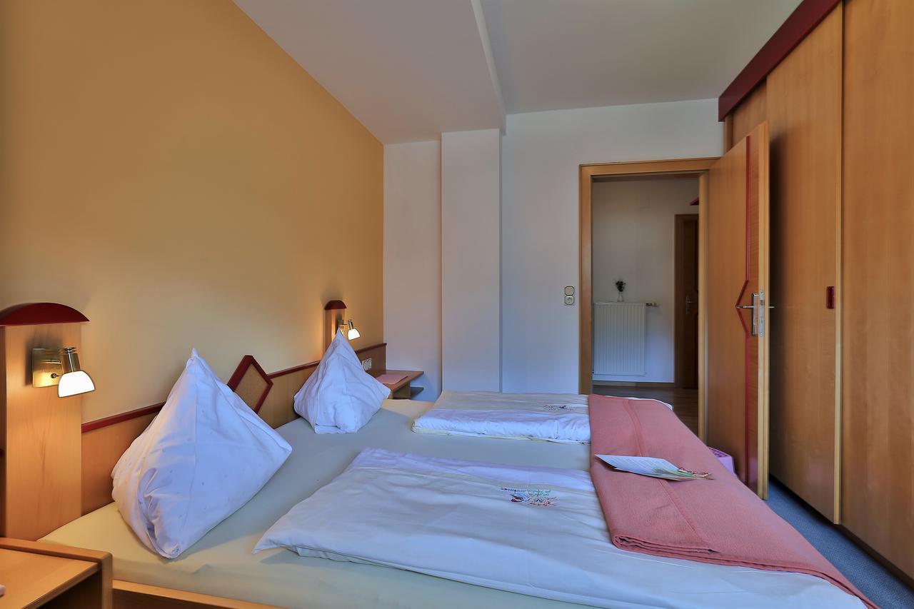 Hotel Garni Zerza Tropolach Bagian luar foto